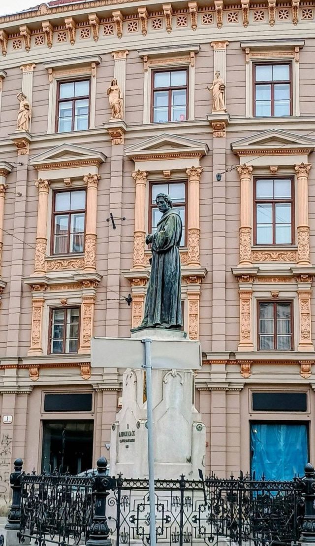 Spomenik Andriji Kačiću Miošiću